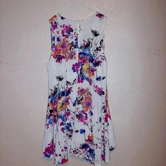 UMGEE IVORY FLORAL SLEEVELESS SHORT DRESS WITH CRISS CROSS DETAIL SIZE LARGE - Picture 3 of 8